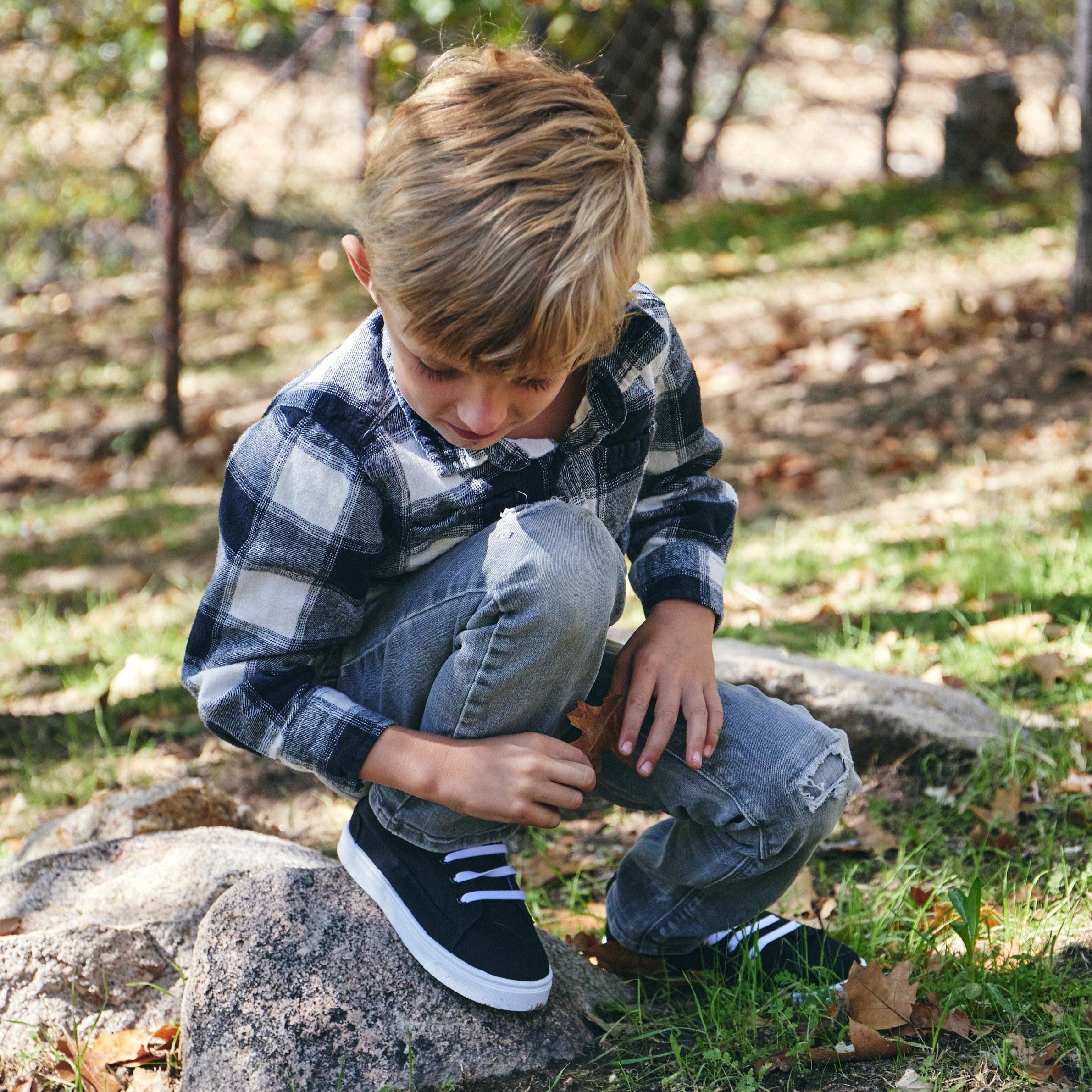 Oomphies boys Tyler hi top sneaker in black with zipper