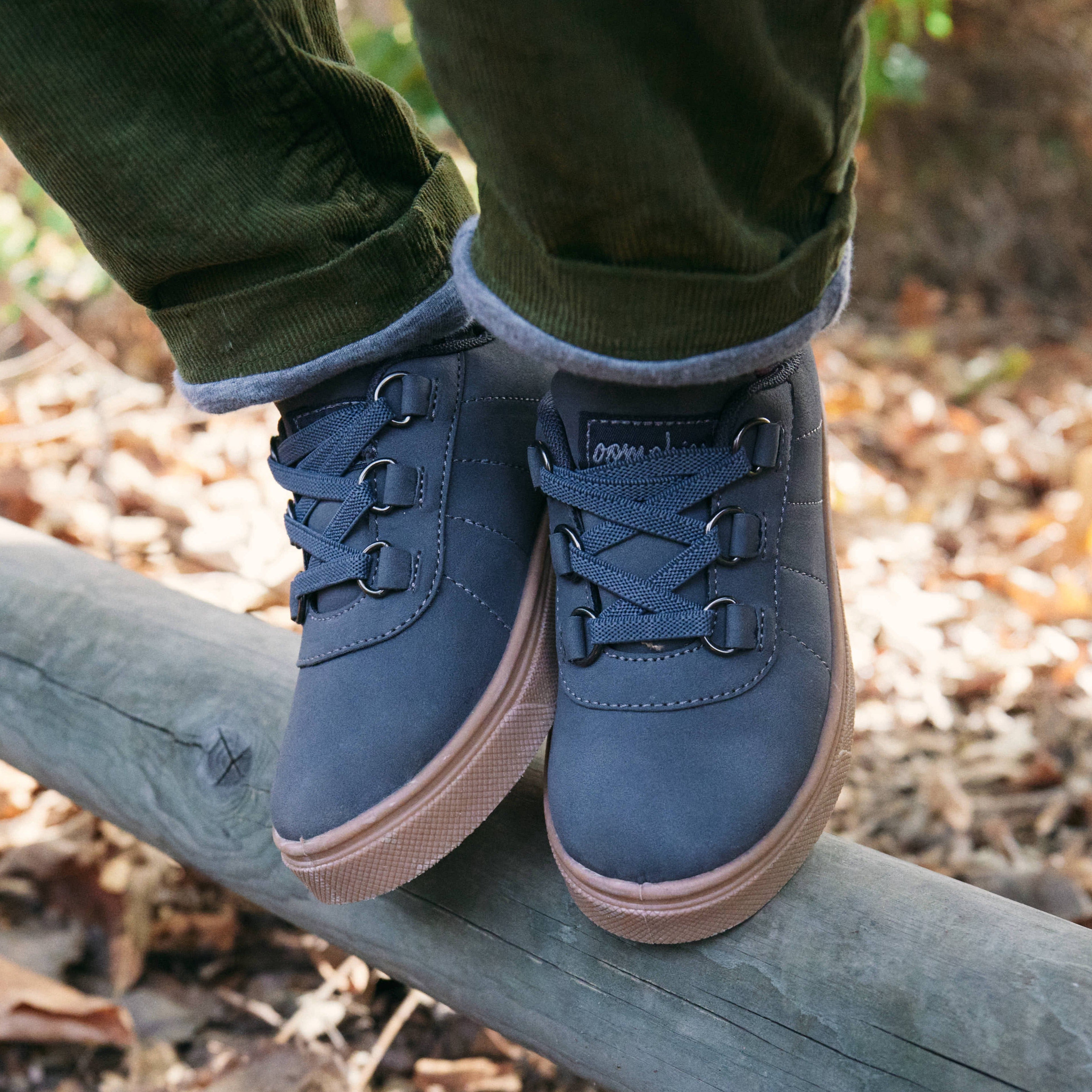 Oomphies boys Wyatt elastic lace sneaker in charcoal